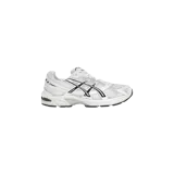 Championes Asics Gel-1130 de diseño deportivo, color blanco con detalles en negro. Confeccionados en malla transpirable y superposiciones sintéticas, incorporan la tecnología GEL en la suela para mayor amortiguación.