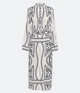 Vestido midi estilo chemise de satén con estampado de cadenas en blanco y negro. Tiene cuello redondo, mangas largas con puños elásticos, abotonadura frontal y cinturón con hebilla redonda.