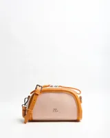 Bandolera chica color tostado, combinada con cuerpo de lona beige y detalles en cuerina. Cuenta con cierre superior, asa de mano corta y correa ajustable y desmontable para usar al hombro o cruzada. Aplique metálico con las iniciales de la marca en el frente.