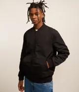 Campera bomber negra para hombre, confeccionada en poliéster con cierre frontal de cremallera, cuello, puños y dobladillo elásticos acanalados, y bolsillos laterales.