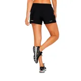 Short deportivo Asics de mujer, color negro con logo blanco y detalles de líneas diagonales en color salmón en el lateral. Confeccionado en tejido ligero de secado rápido y malla interior transpirable. Incluye bolsillo interior oculto.