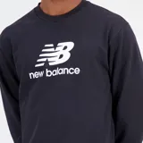 Buzo negro de hombre marca New Balance, con logo blanco estampado en el pecho.