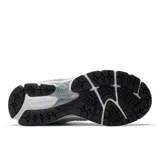 Championes New Balance modelo 2002R, color gris con detalles en azul, confeccionados en gamuza y malla, con logo "N" característico en los laterales y entresuela ABZORB y suela N-ergy.