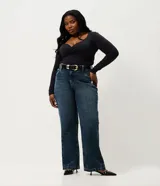 Pantalón jean Ashua de corte recto y tiro medio con lavado marmolado, confeccionado en algodón, con bolsillos funcionales y cintura con pasacintos.