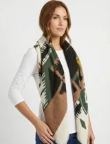 Pashmina cuadrada de gran tamaño con estampado geométrico en tonos tierra, verde, rosa y crema. Presenta bordes con acabado desflecado.