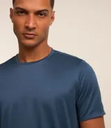 Remera deportiva verde militar de manga corta, confeccionada en tejido de malla 100% poliéster con tecnología Get Dry.