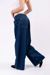 Jean de tiro bajo en color azul clásico, con corte extra ancho y diseño holgado. Confeccionado en denim premium, presenta una silueta fluida y relajada.
