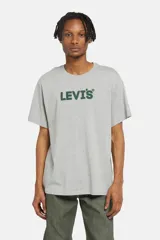 Remera gris de corte holgado con logo de Levi's estampado en el pecho en color verde oscuro.