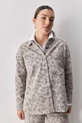 Sobrecamisa de corte relajado con estampado animal print, cuello camisero, cierre frontal con botones, hombros caídos y bolsillo plaqué en el pecho.