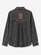 Camisa de jean de corte amplio, color gris oscuro con efecto lavado, con cortes en canesú de inspiración western, bolsillo en el pecho y cierre frontal con botones.