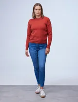 Buzo color marrón claro, tejido soft, marca Philosophy, con cuello redondo y mangas largas.