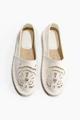 Alpargatas de lona de algodón color blanco con diseño de broderie en la parte delantera y suela de yute trenzado.