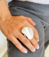 Anillo plateado con una pieza irregular de nácar.