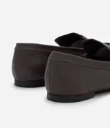 Mocasín femenino estilo penny loafer confeccionado en cuero, con suela baja y diseño estructurado con recorte en el empeine.
