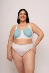 Soutien reductor sin aro, color blanco con copas de encaje color acqua. Cuenta con escote alto, tirantes elásticos regulables y cierre posterior con broches reforzados.