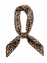 Pañuelo con estampado animal print de leopardo, confeccionado en tela suave y liviana.