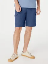 Bermuda cargo de hombre color gris oscuro, con bolsillos laterales con tapa y cierre de botón.