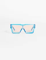 Lentes de sol rectangulares oversized de estilo tecno, con marco negro y cristales oscuros. Ofrecen filtro de protección UV 400 que bloquea rayos UVA y UVB.