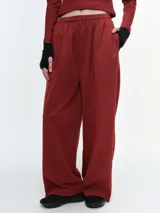 Pantalón deportivo de corte barrel con volumen relajado, cintura elastizada y bajo regulable mediante elástico. Confeccionado en tejido de algodón y poliéster.