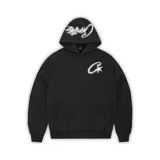 Canguro negro con capucha y cordones ajustables. Presenta un logo de la marca en el pecho y un estampado con el nombre de la marca en la capucha. Tiene un bolsillo tipo canguro en la parte delantera.