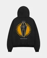 Canguro negro con capucha y bolsillo tipo canguro, de corte regular fit. En la espalda presenta un gran estampado de un esqueleto dentro de un ataúd con un sol amarillo de fondo y la inscripción "Wake Up" y "Kaboa Industries".