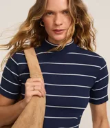 Blusa de ribana marca Marfinno, color beige con rayas horizontales finas de color marrón, cuello alto y mangas cortas.