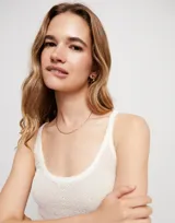 Cadena corta de eslabones rectangulares bañada en oro de 18k.