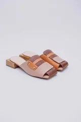 Mules de cuero color beige con detalles en marrón y suela de madera.