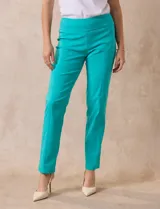 Pantalón celeste en gabardina elastizada marca Zac & Rachel. Pretina ancha con faja interna modeladora. Largo de pierna con costura frontal pespunteada. Trasera con bolsillos ojal simulados.