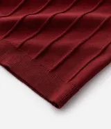 Remera slim de manga corta con cuello redondo, confeccionada en tejido de viscosa con textura de rayas verticales.