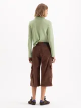 Bermuda tipo cargo de corderoy con silueta oversize y relajada. Presenta tiro medio, bolsillos laterales tipo cargo y diseño de pierna ancha.
