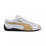 Championes Puma modelo Speedcat LTH, de diseño inspirado en el automovilismo. Presentan una base de cuero blanco con detalles en color dorado en los laterales y el logo de la marca. Cuentan con una suela de goma negra de perfil bajo y diseño envolvente en el talón.