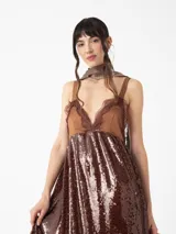 Vestido largo negro con lentejuelas y detalles de encaje, con tirantes finos y escote en V.