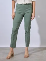 Pantalón de vestir verde esmeralda, de corte recto, con bolsillos laterales y traseros.