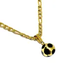 Collar dorado con cadena de eslabones y dije de pelota de fútbol esmaltada en negro y dorado.