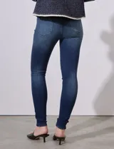 Jean skinny de tiro alto color azul con desgaste.