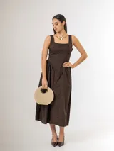 Vestido midi de algodón italiano con spandex, color marrón chocolate, con cuerpo estructurado tipo corsé, escote cuadrado, espalda baja y falda amplia fruncida.