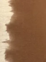 Mono largo marrón con laterales estampados, escote en V y sin mangas.