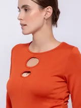 Top de manga tres cuartos con cuello redondo y detalle de aberturas cut-out en el escote.