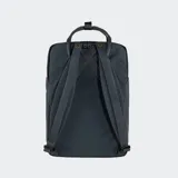 Mochila Fjällräven Känken Laptop 15 de color negro, fabricada en resistente tejido Vinylon F, con compartimento acolchado para portátil, asas superiores y el clásico logo circular reflectante en el frente.