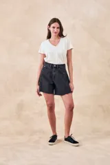 Remera de algodón color mostaza, de manga corta y escote en V con detalle metalizado.