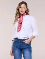 Bandana de satén cuadrada con estampado paisley y arabescos.