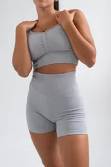 Top deportivo celeste de punto canalé, con escote redondo y breteles anchos.