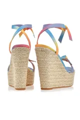 Sandalias con plataforma de yute y tiras de tela celeste con estampado tie-dye.