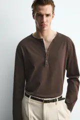 Camiseta de manga larga con cuello panadero y cierre frontal de botonadura, de corte relajado.