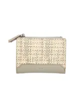 Monedero con cierre de cremallera, confeccionado en tejido trenzado en tonos beige y gris, con base de cuero sintético color gris.