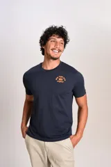 Remera de cuello redondo y manga corta en color azul marino, con estampado pequeño en el pecho que incluye el texto New York City 1955 Original en color naranja.