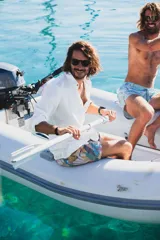 Camisa de lino de manga larga, con cuello clásico y cierre frontal de botones de coco natural. Presenta un diseño ligero y fresco, ideal para climas cálidos.