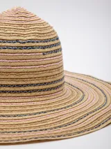 Gorro de paja con ala ancha y detalles de cintas de colores tejidas.