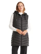 Chaleco puffer largo de color verde oliva, con diseño capitoneado, cierre frontal, bolsillos laterales y capucha fija.